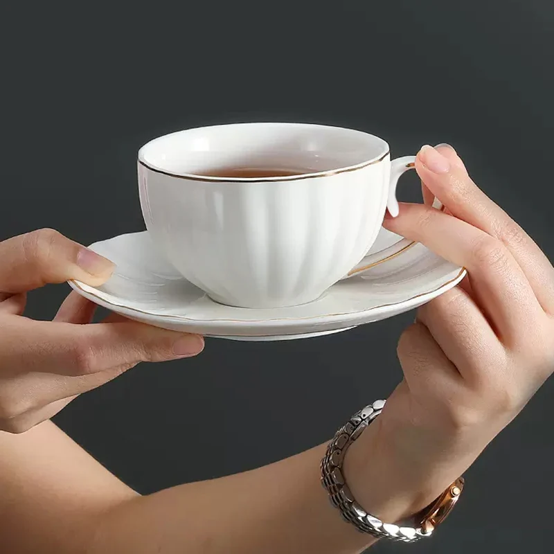 Coffee Tea Latte - 白いセラミック製金縁コーヒーカップ＆ソーサー 180ml ラテカップ 繊細なアフタヌーンティーカップ 朝食カップ スナックプレート