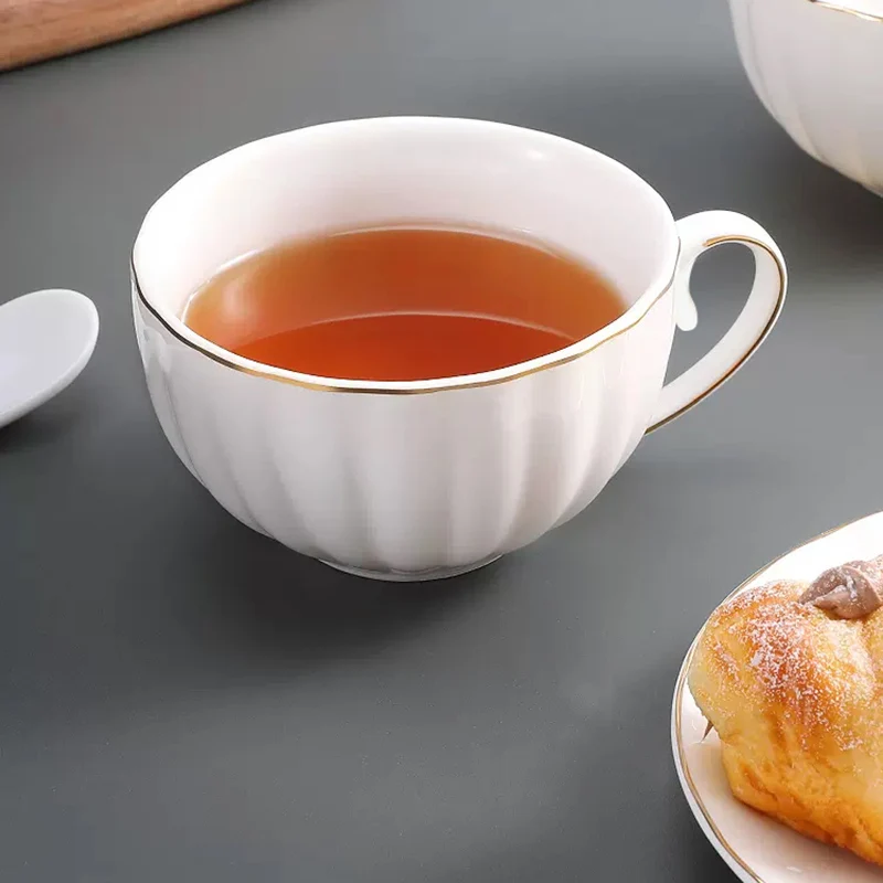白いセラミック製金縁コーヒーカップ＆ソーサー 180ml ラ - Coffee Tea Latte のレビューと価格
