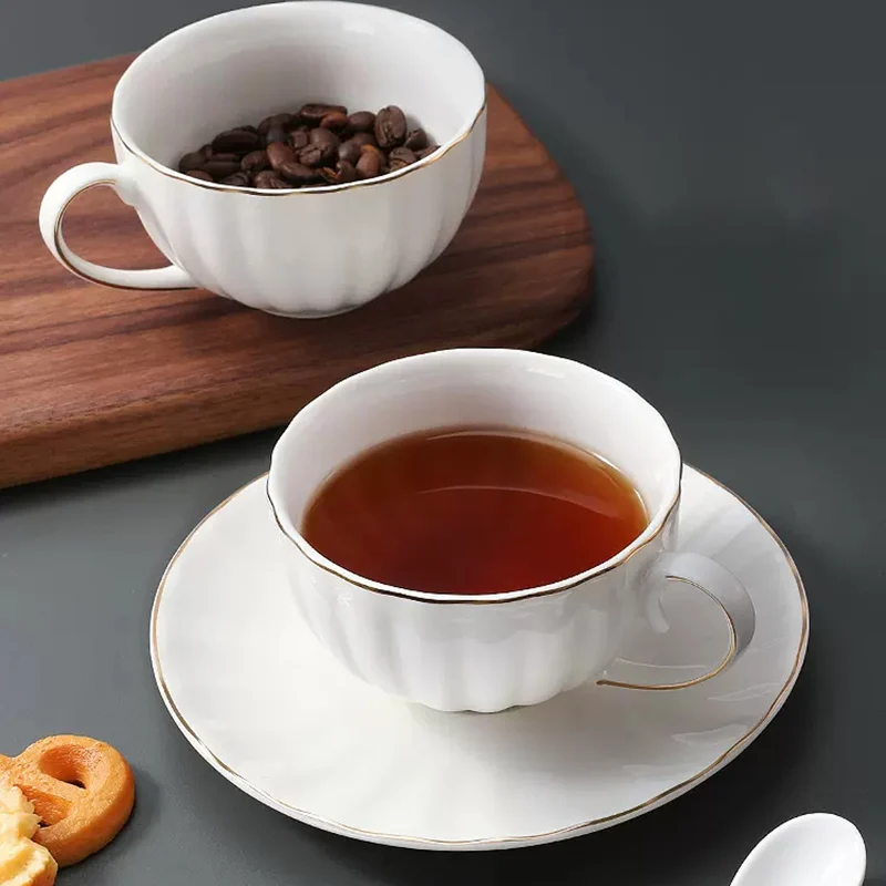 白いセラミック製金縁コーヒーカップ＆ソーサー 180ml ラ - Coffee Tea Latte のレビューと価格