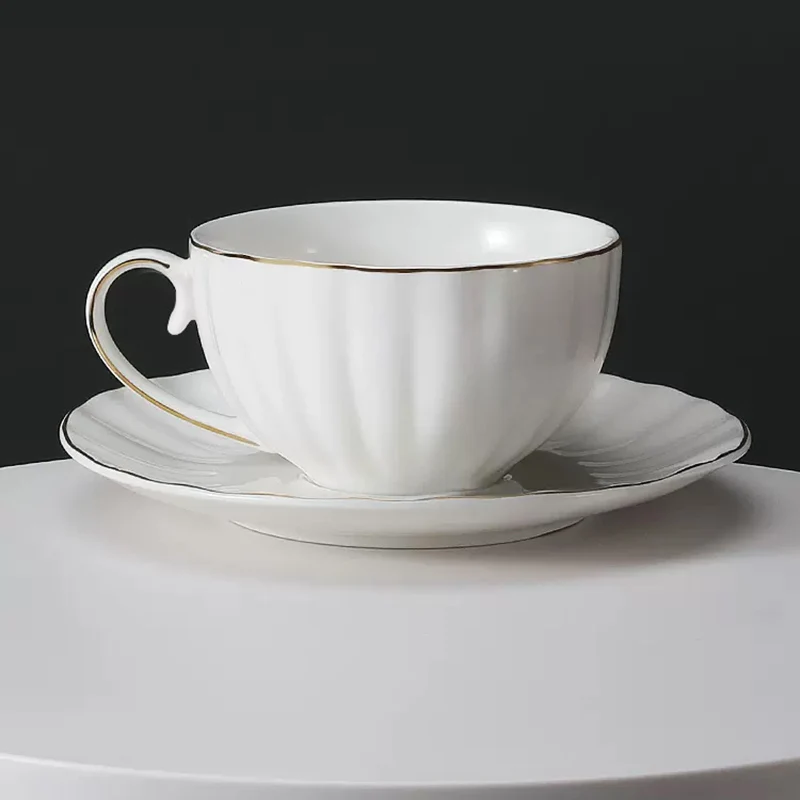 白いセラミック製金縁コーヒーカップ＆ソーサー 180ml ラ - Coffee Tea Latte のレビューと価格